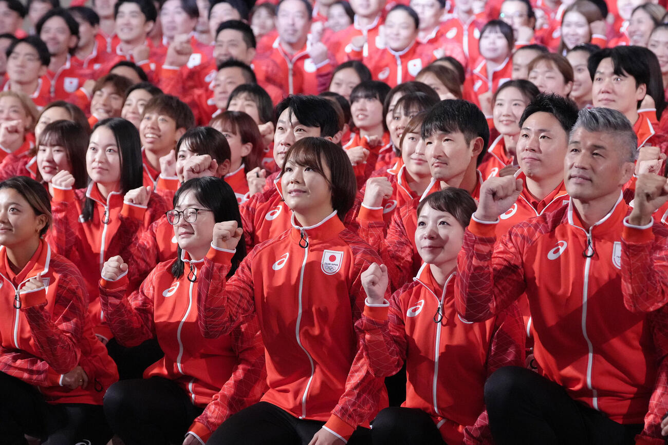 アジア大会TEAM JAPAN応援セレモニーで記念撮影を行う藤波朱理（手前中央）ら（撮影・足立雅史）
