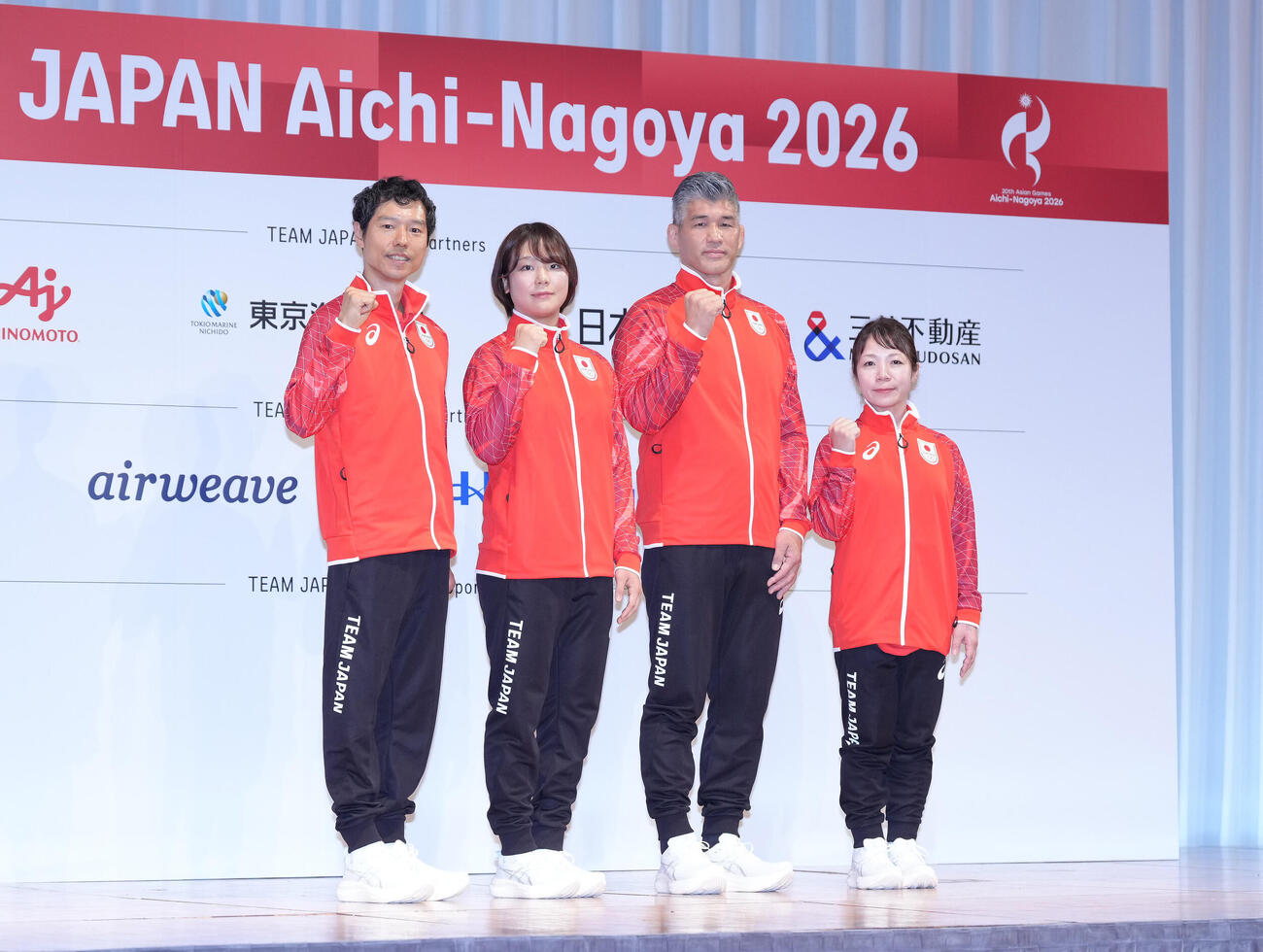 会見後、フォトセッションに臨む、左から水鳥寿思副団長、藤波朱理、井上康生団長、三宅宏実副団長（撮影・足立雅史）