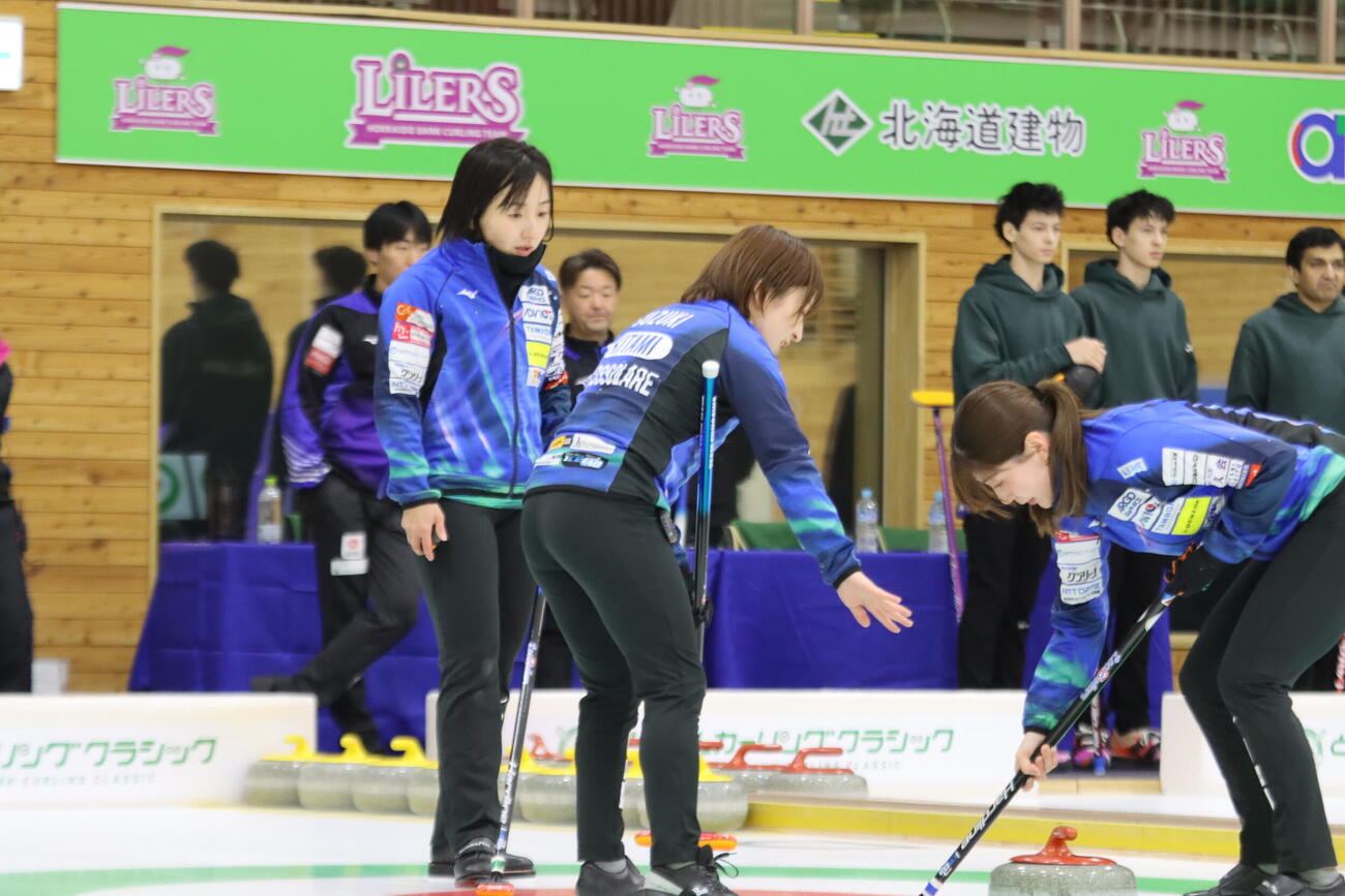 試合前練習に臨むロコ・ソラーレの（左から）藤沢五月、鈴木夕湖、松沢弥子
