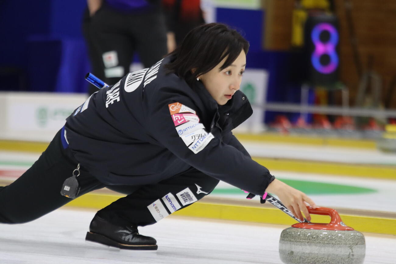 ストーンを放つロコ・ソラーレ藤沢五月