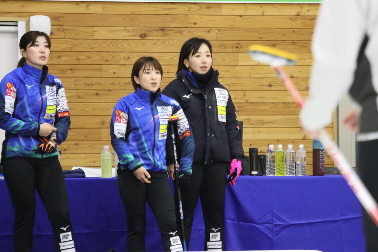 試合前練習に臨むロコ・ソラーレ（左から）松沢弥子、鈴木夕湖、藤沢五月
