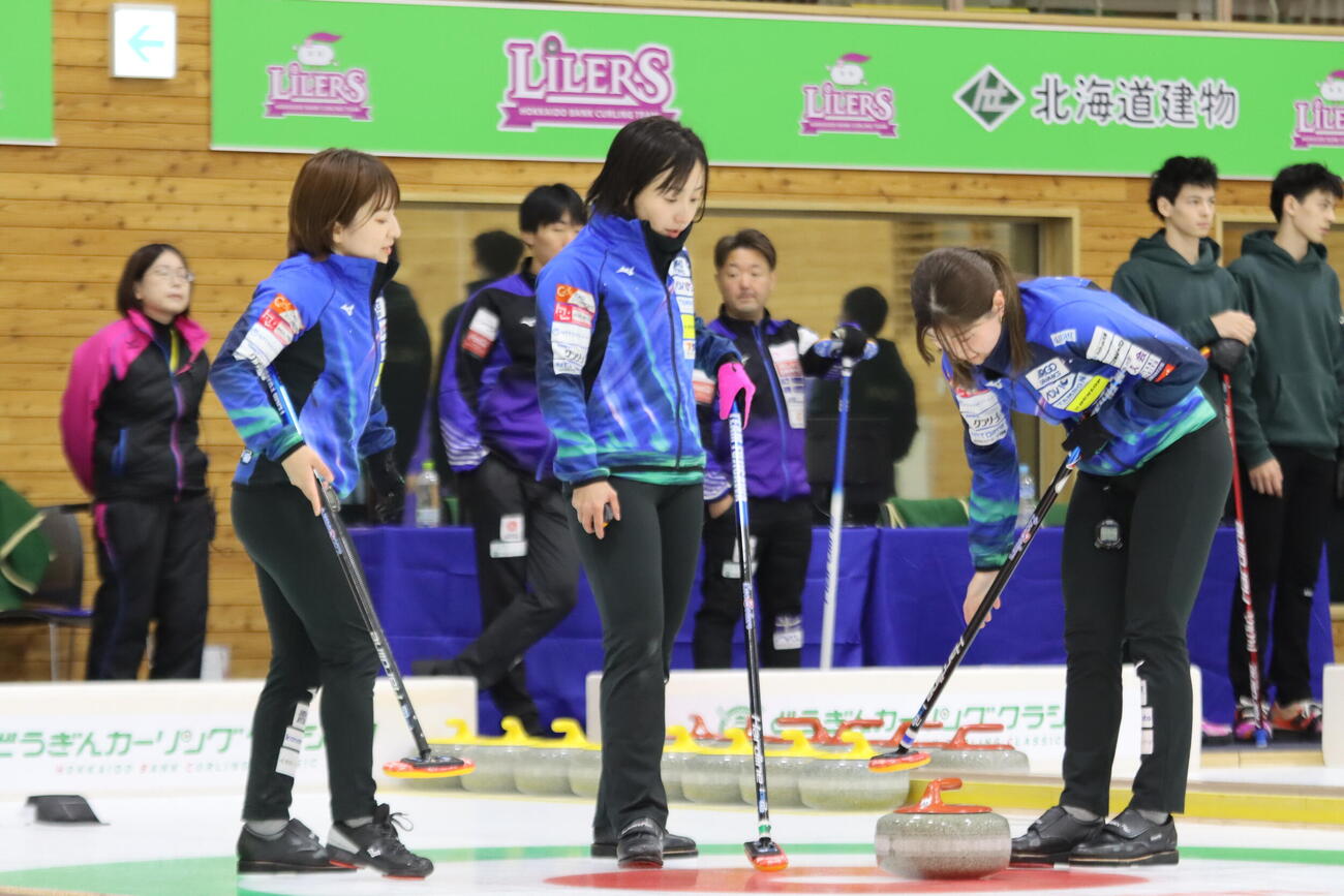 試合前練習に臨むロコ・ソラーレ（左から）鈴木夕湖、藤沢五月、松沢弥子
