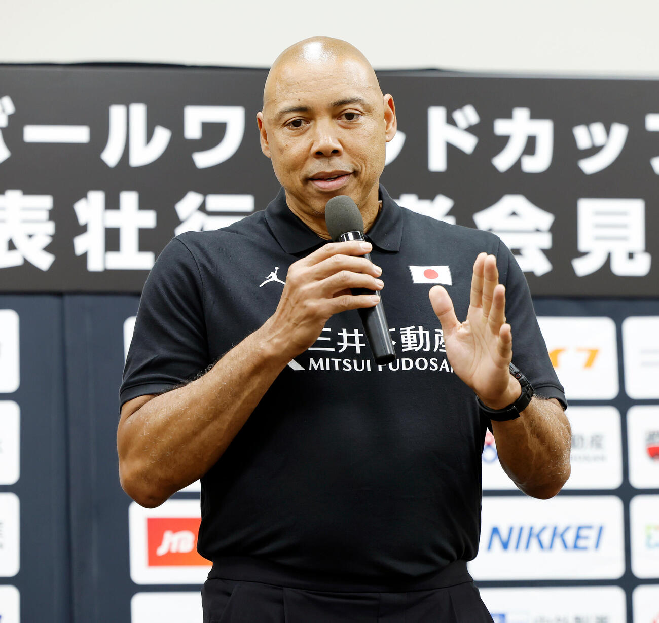 登壇し、話すコーリー・ゲインズヘッドコーチ（撮影・山本朝陽）
