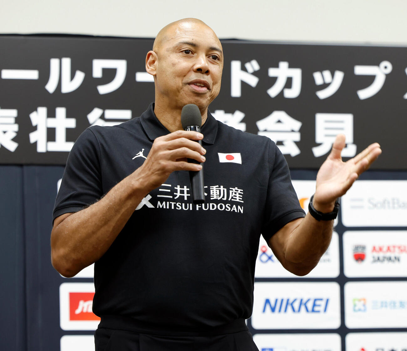 登壇し、話すコーリー・ゲインズヘッドコーチ（撮影・山本朝陽）
