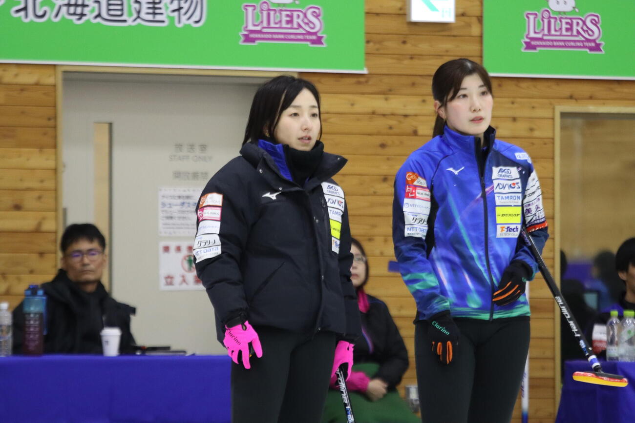 今季初戦に臨んだロコ・ソラーレ藤沢五月（左)
と松沢弥子