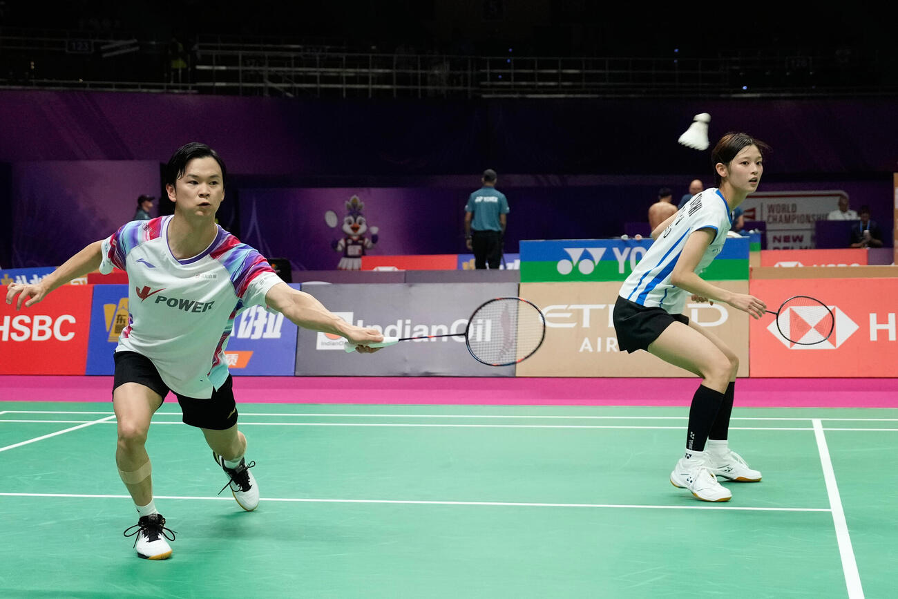 混合ダブルス３回戦　プレーする渡辺勇大（左）、田口真彩組（AP）
