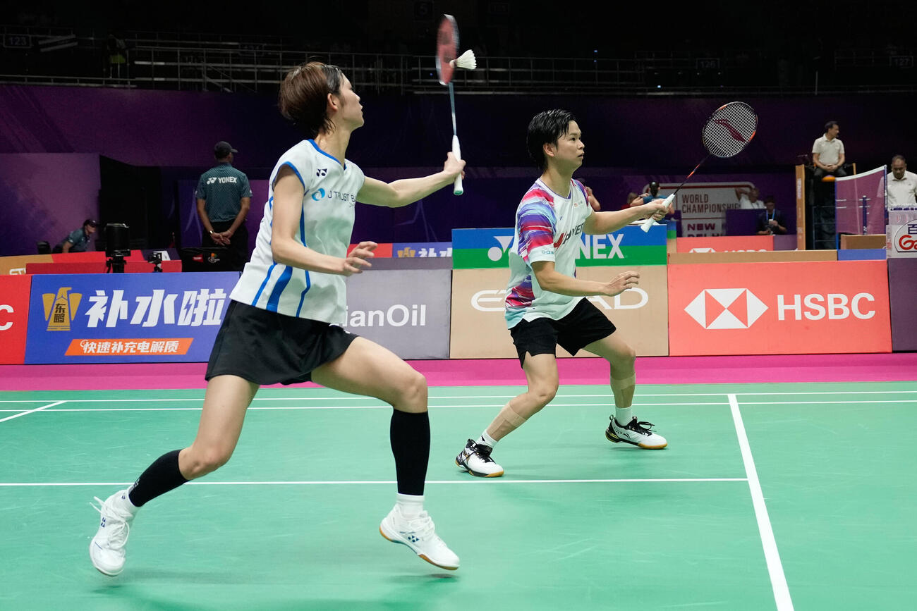 混合ダブルス３回戦　プレーする渡辺勇大（右）、田口真彩組（AP）