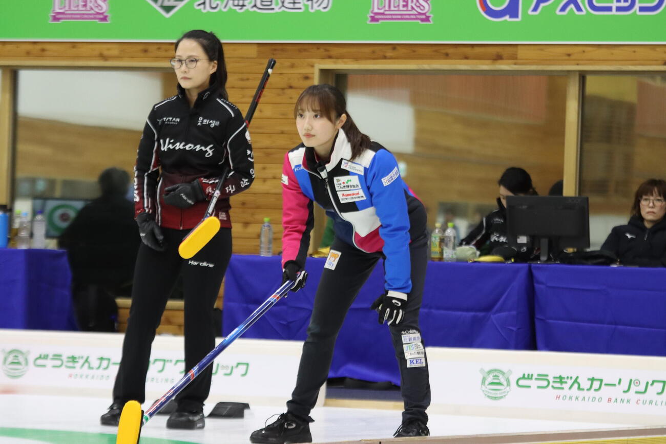 フォルティウス小林未奈（右）と韓国のキム・ウンジョン