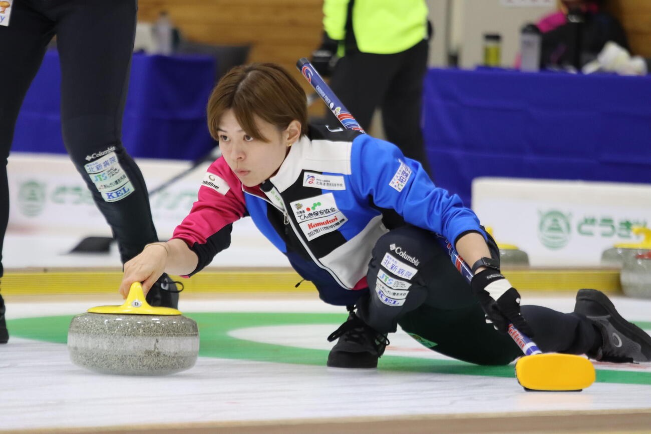 石を投じるフォルティウス小野寺佳歩