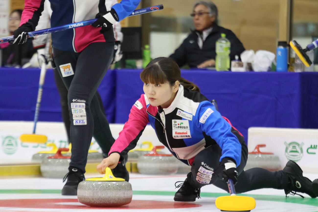 石を投じるフォルティウス小谷優奈