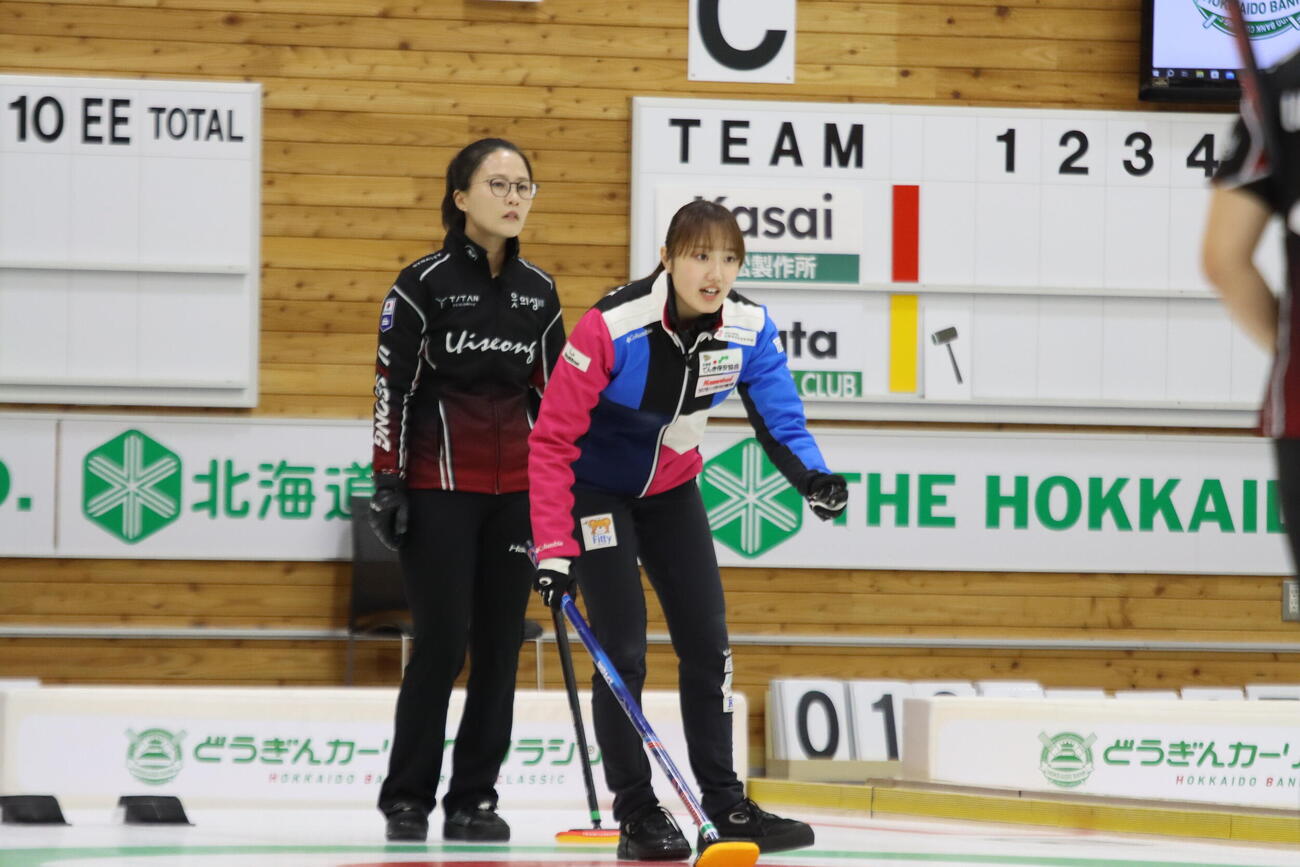 指示を出すフォルティウス小林未奈（右)。左は韓国のキム・ウンジョン