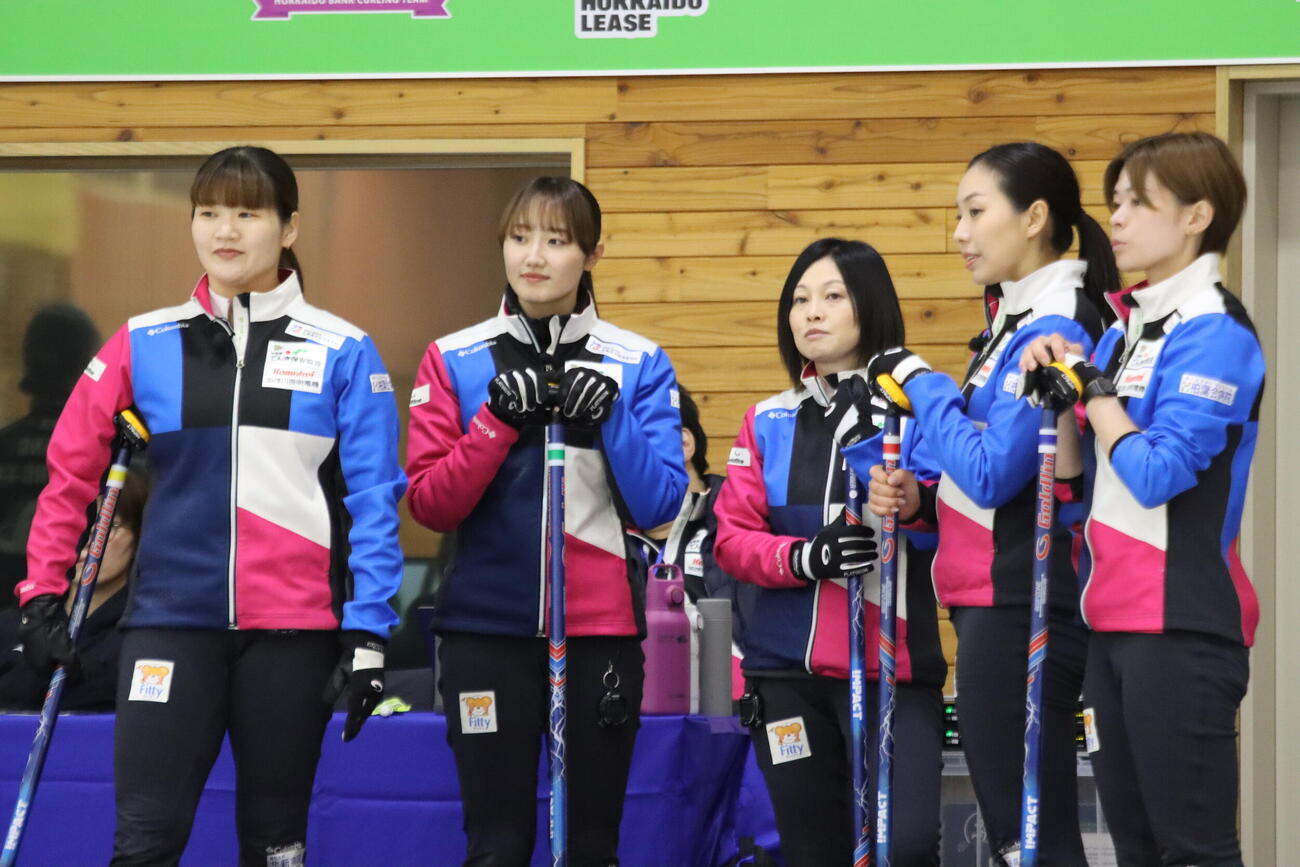 新体制初戦に臨んだフォルティウスの（左から)小谷優奈、小林未奈、舟山弓枝コーチ、近江谷杏菜、小野寺佳歩