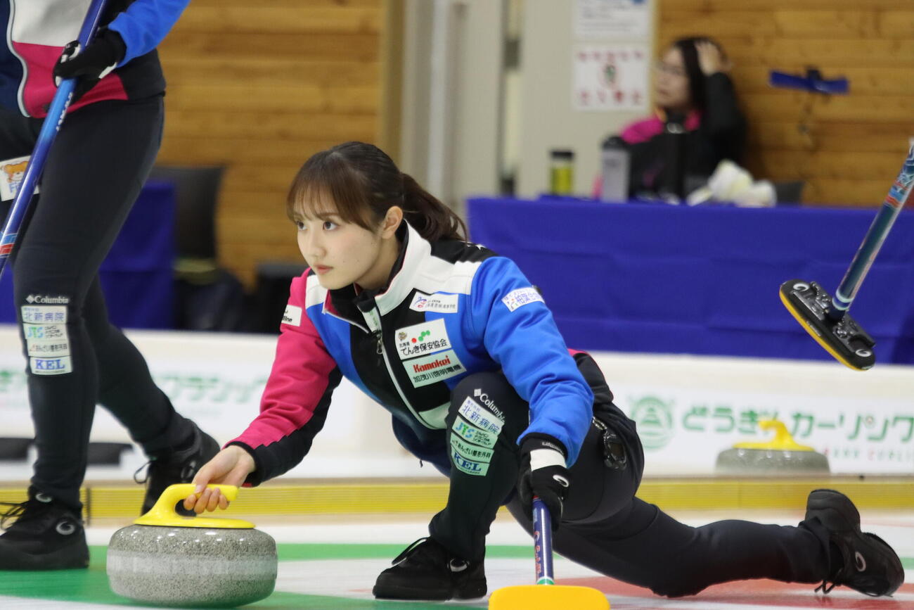 石を投じるフォルティウス小林未奈