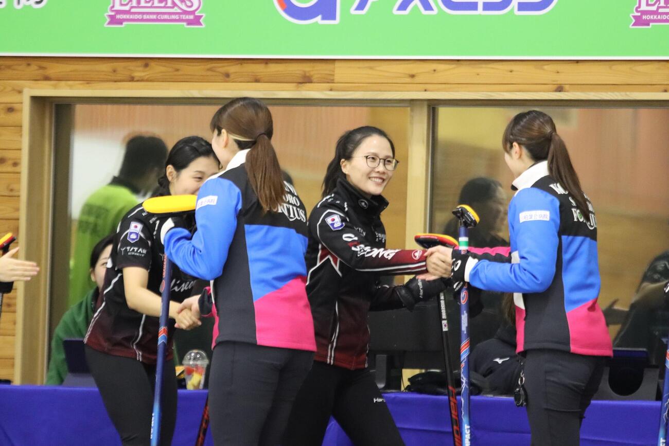 試合前にあいさつする韓国のキム・ウンジョン（左から3人目）