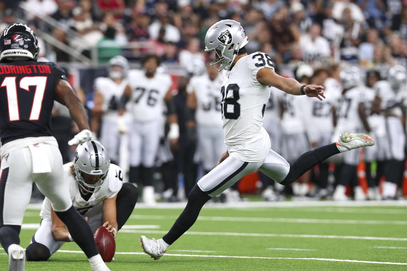 NFLオープン戦のテキサンズ戦でTD後のキックを放つレイダーズの松澤＝ヒューストン（ICON SPORTSWIRE提供・ゲッティ＝共同）