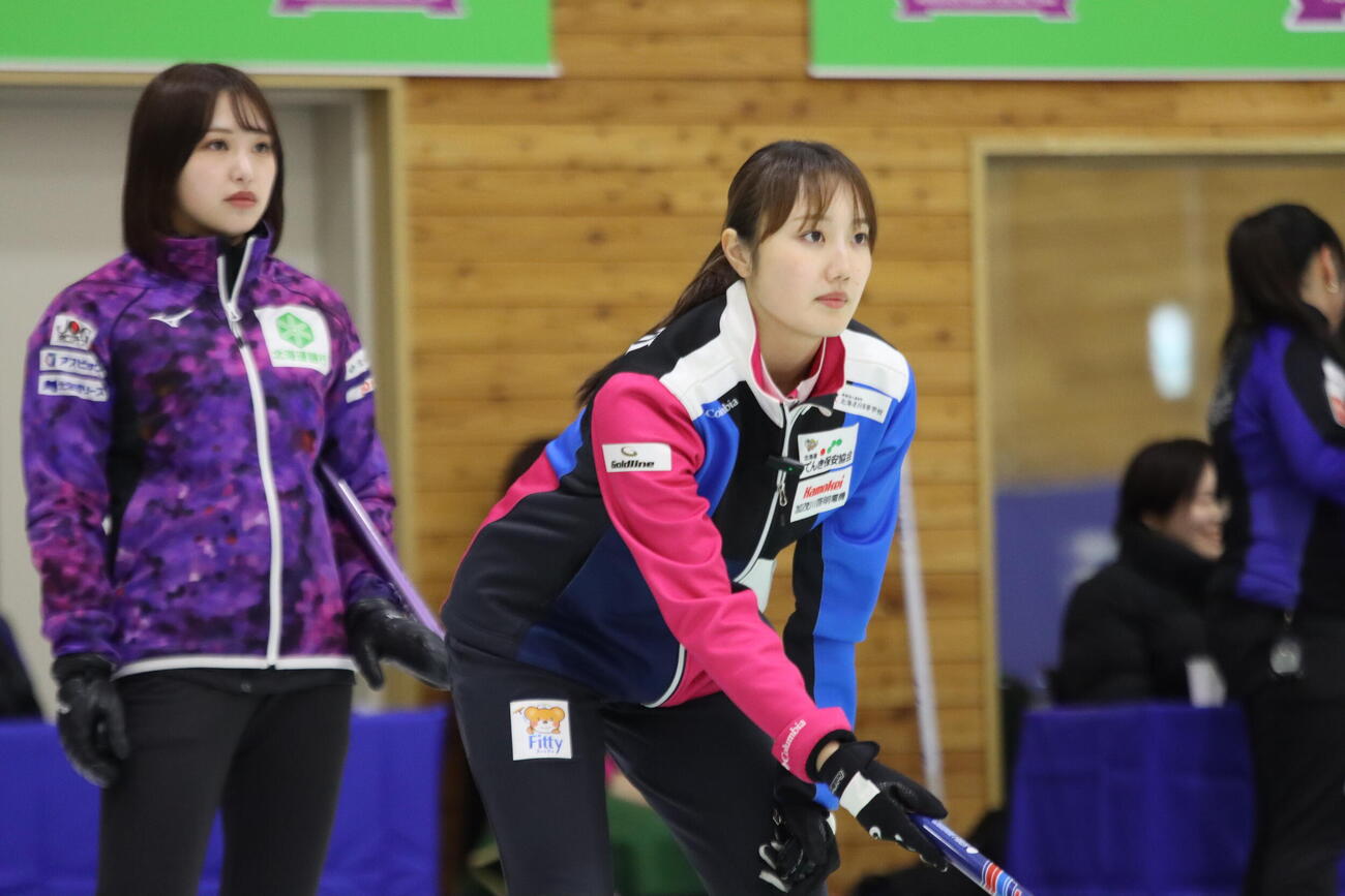 どうぎんカーリングクラシック　北海道銀行の仁平美来（左）とフォルティウス小林未奈