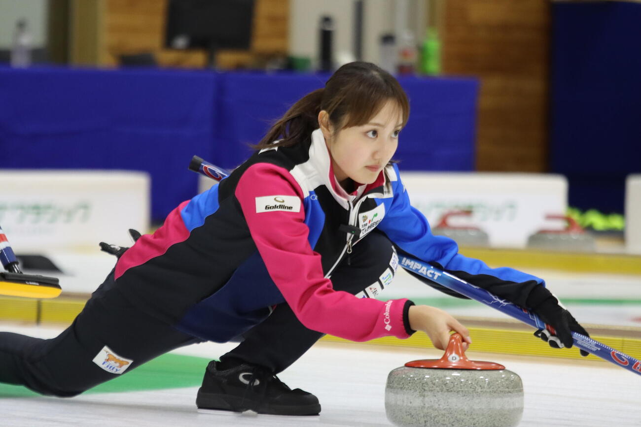 どうぎんカーリングクラシック　北海道銀行戦でストーンを投じるフォルティウス小林未奈