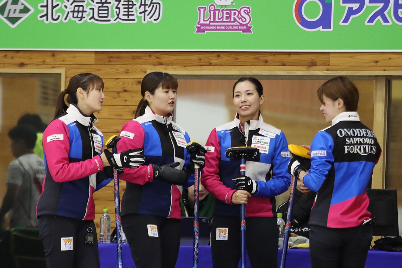 新体制で初戦に臨んだフォルティウスの、左から小林未奈、小谷優奈、近江谷杏菜、小野寺佳歩