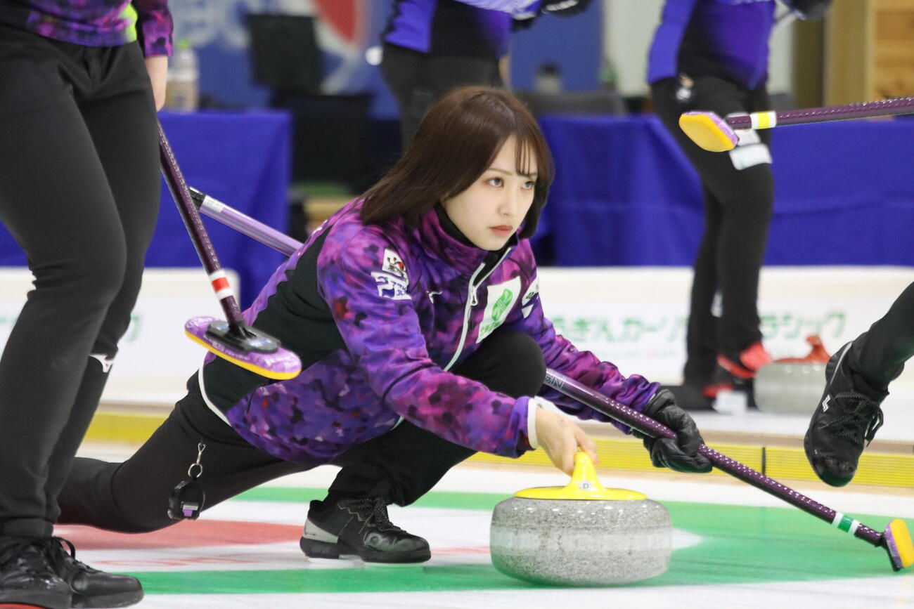どうぎんカーリングクラシック　石を投じる北海道銀行の仁平美来