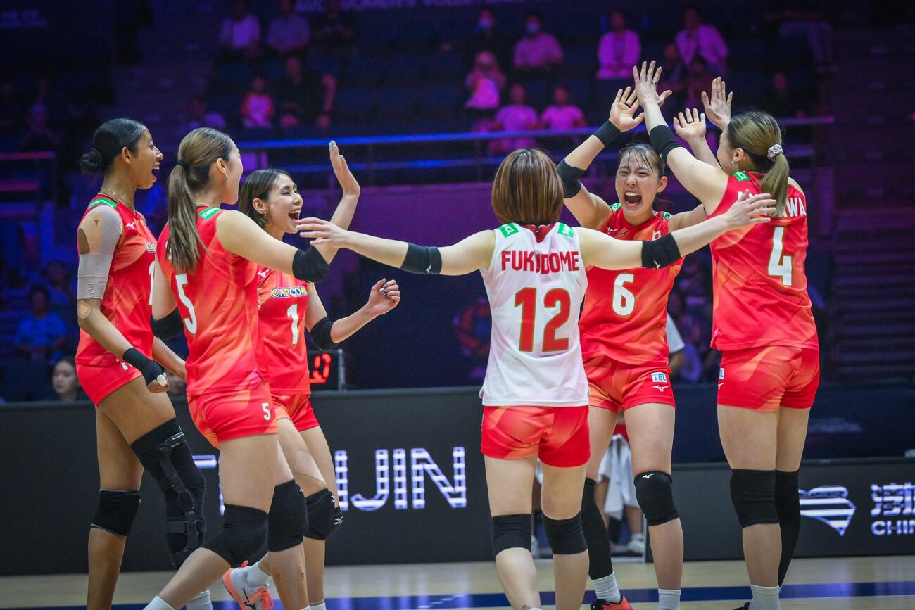 香港戦で得点して喜ぶバレー女子日本代表（C）AVC Women Volleyball Continental Championship