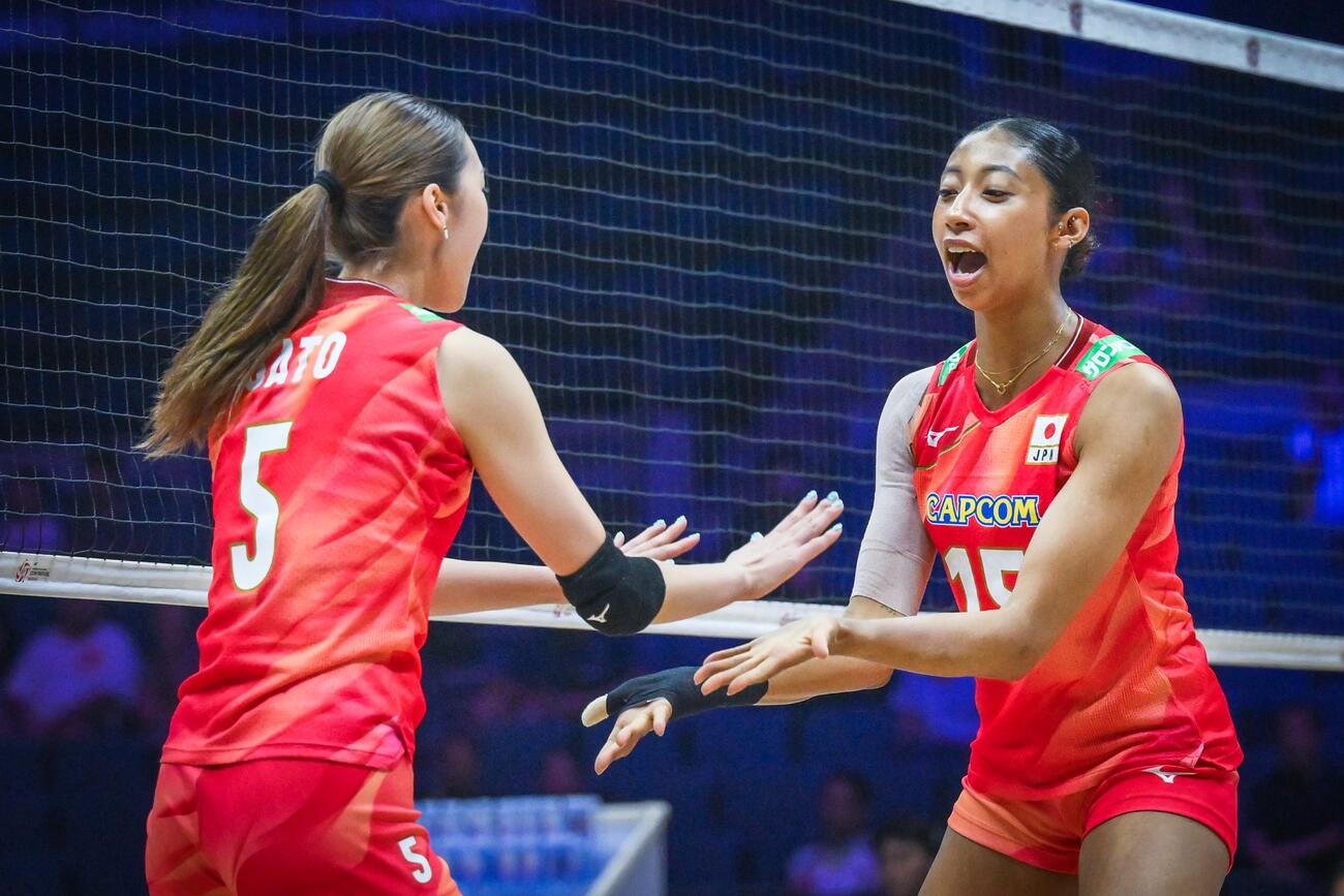 日本対香港　得点して喜ぶ佐藤（左）（C）AVC Women Volleyball Continental Championship