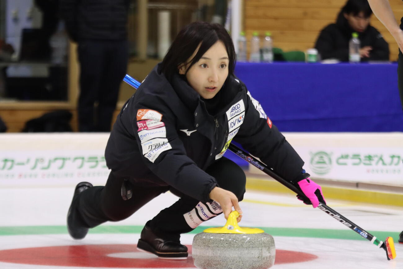 ショットを放つロコ・ソラーレ藤沢五月
