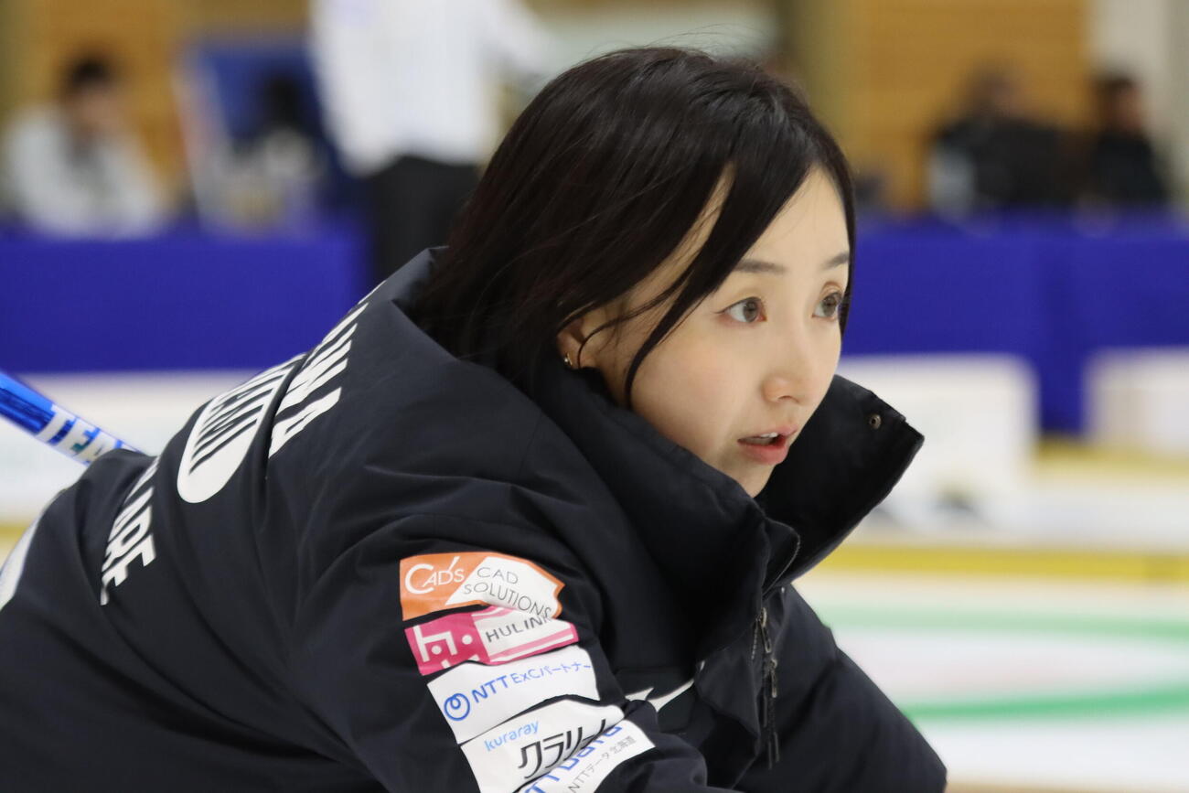 石を投じるロコ・ソラーレ藤沢五月