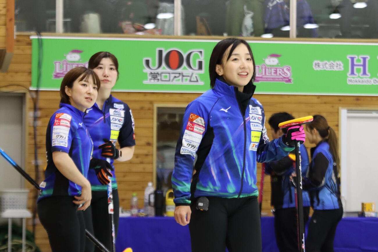 試合に臨むロコ・ソラーレの（左から）鈴木夕湖、松沢弥子、藤沢五月