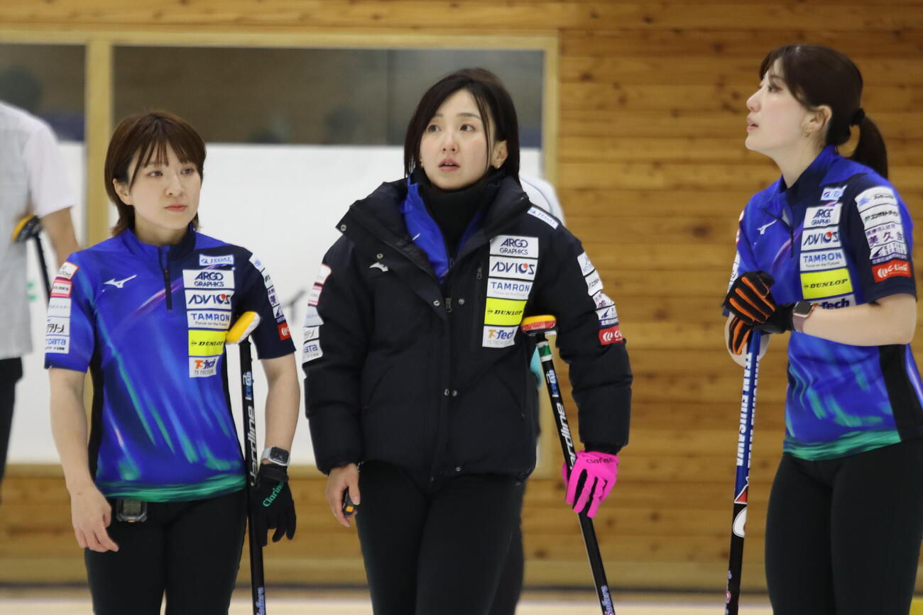 札幌国際大A戦に臨むロコ・ソラーレの左から鈴木夕湖、藤沢五月、松沢弥子