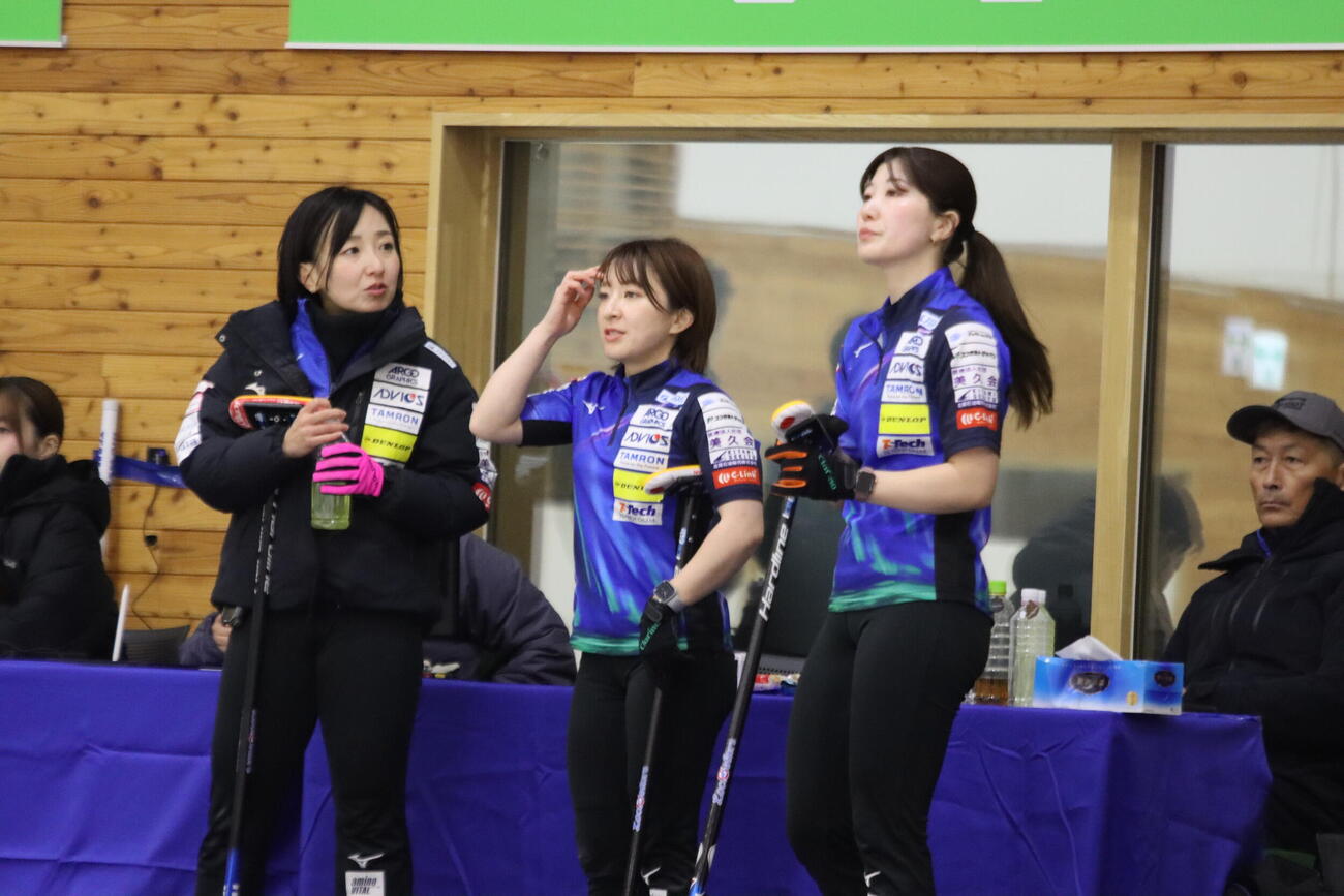 ドリンクを飲むロコ・ソラーレ藤沢五月（左)
。中央は鈴木夕湖、右は松沢弥子