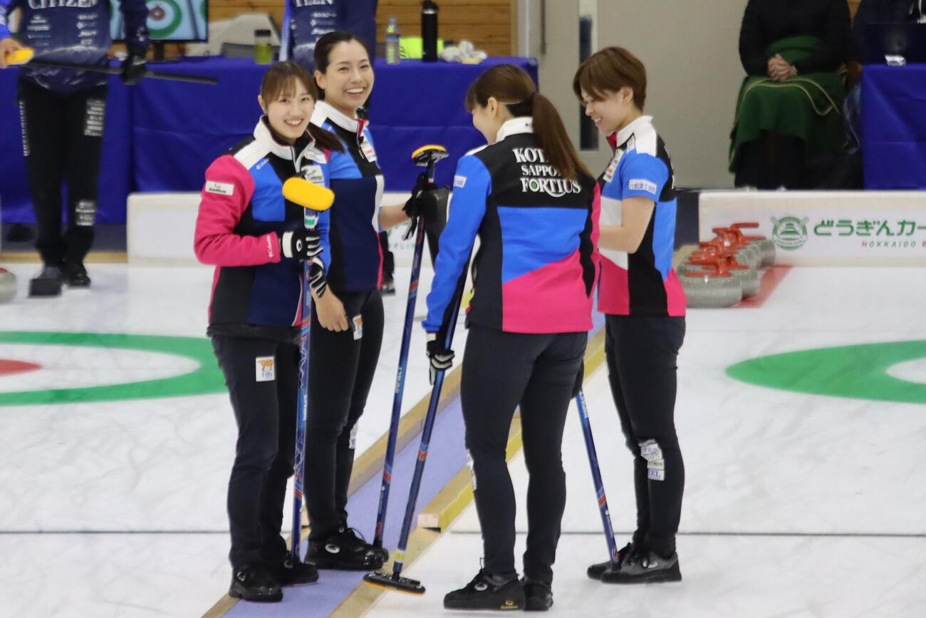 SC軽井沢ク戦に臨むフォルティウスの（左から）小林未奈、近江谷杏菜、小谷優奈、小野寺佳歩