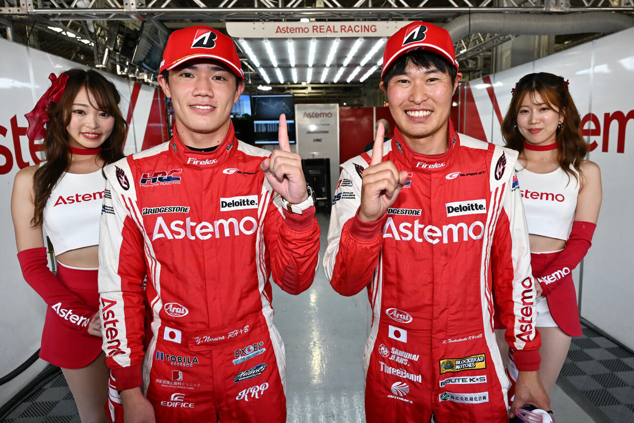 GT500クラスでポールポジションを獲得した1野村勇斗と塚越広大（前列左から＝GTA提供）