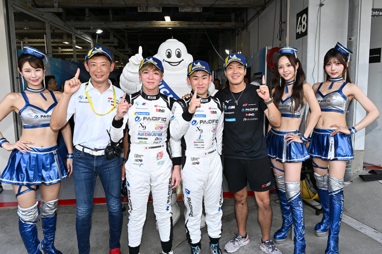 GT300クラスでポールポジションを獲得した冨林勇佑と藤原優汰（左3人目から＝GTA提供）