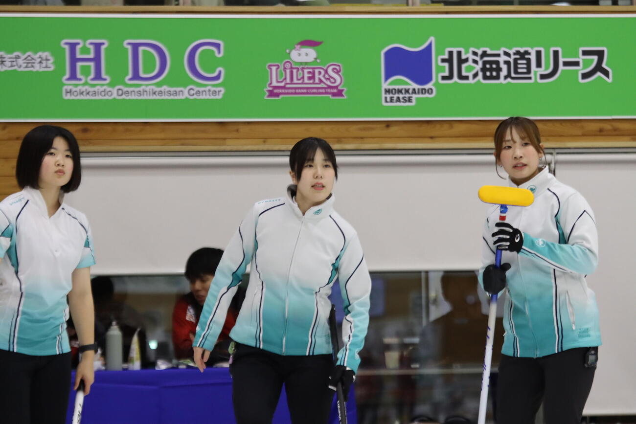 準決勝進出を決めたS－Leapの左から中尾美波、鈴木琴音、池田葉南
