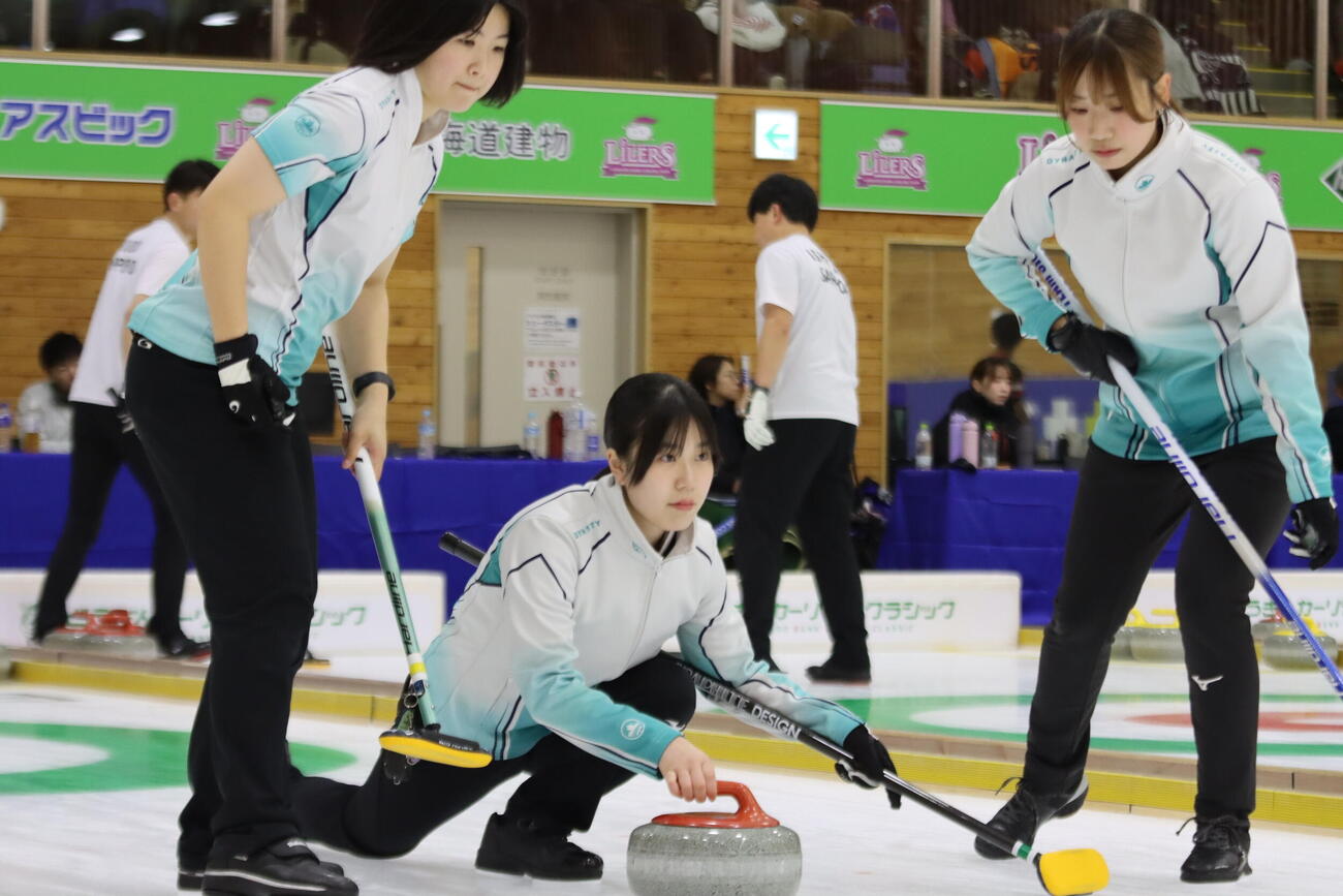 準決勝進出を決めたS－Leapの左から中尾美波、鈴木琴音、池田葉南