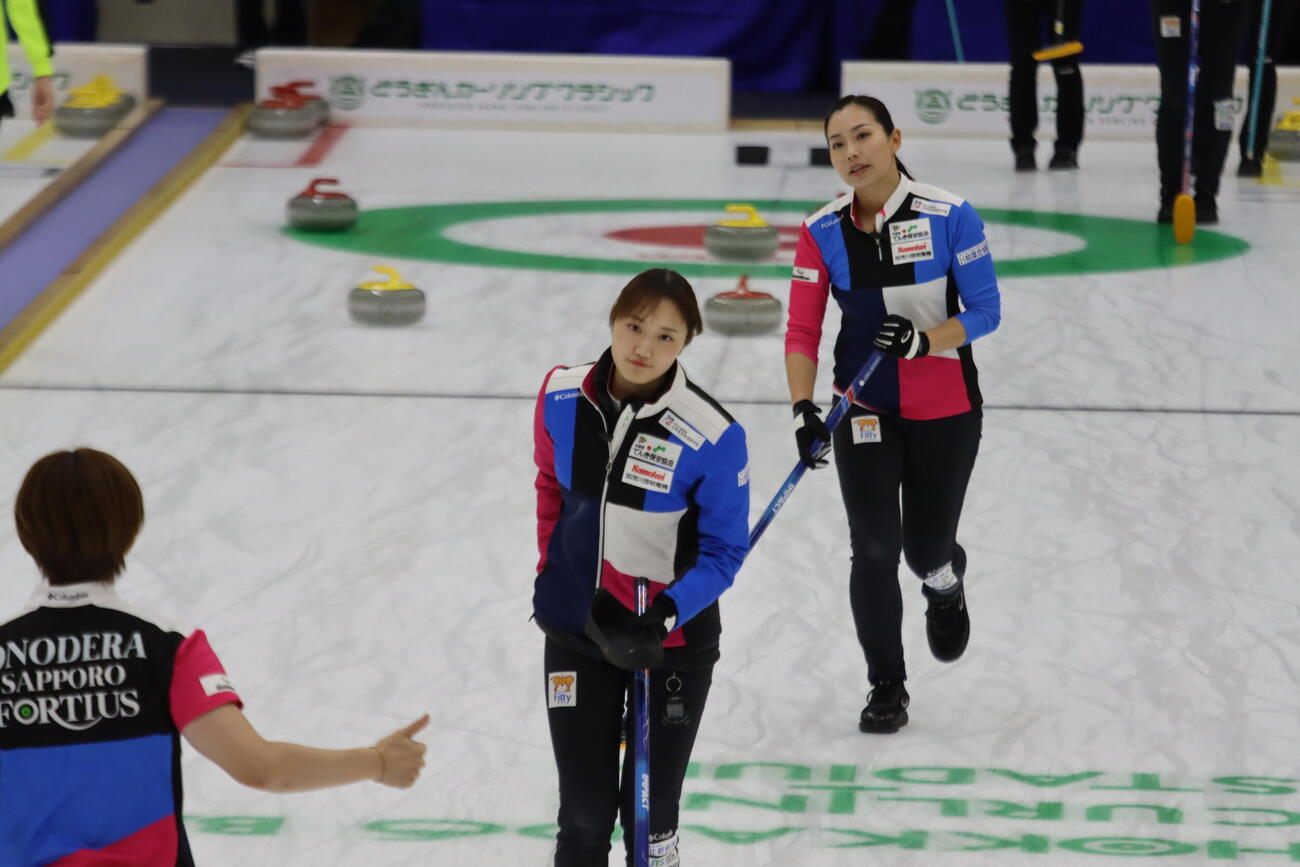 SC軽井沢ク戦に臨むフォルティウス小林未奈（中央）と近江谷杏菜（右）