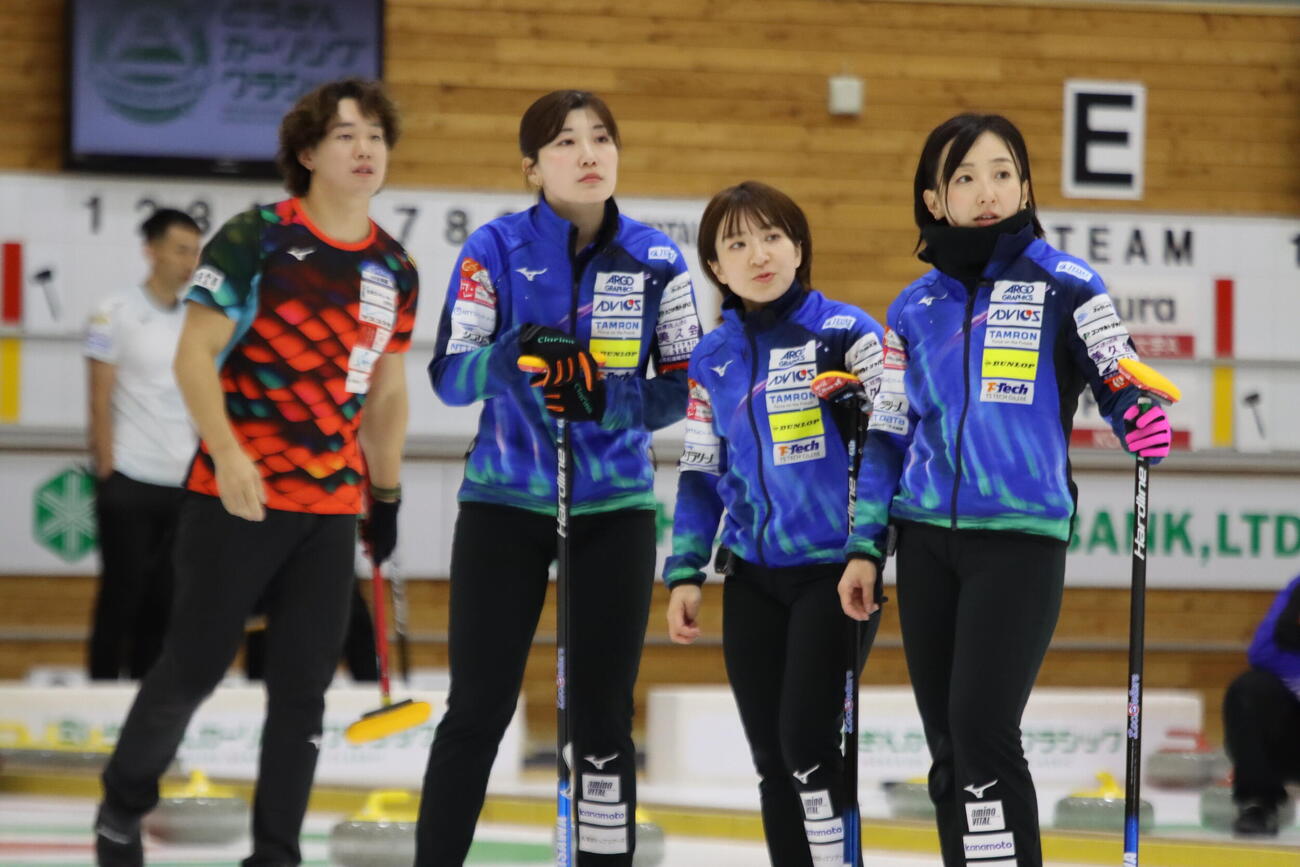 中部電力戦に臨むロコ・ソラーレの松沢弥子(
左から2人目）、鈴木夕湖（同3人目）、藤沢五月（右端）