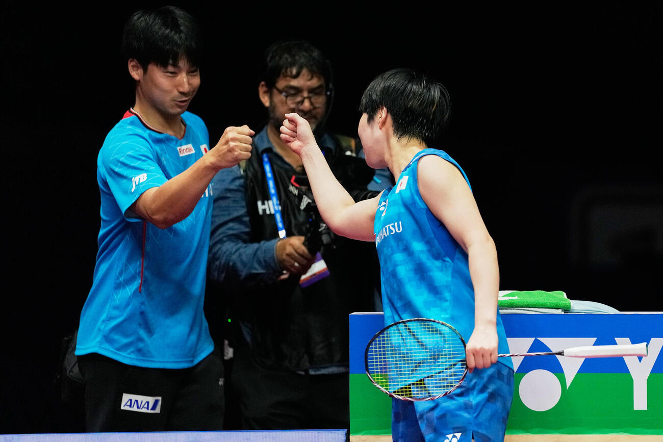 決勝進出を決めコーチとグータッチする山口茜（AP）
