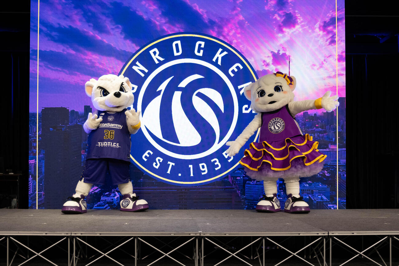東京サンロッカーズのマスコットの「サンディー」（左）とお披露目された「ヴィンディー」（東京サンロッカーズ提供）