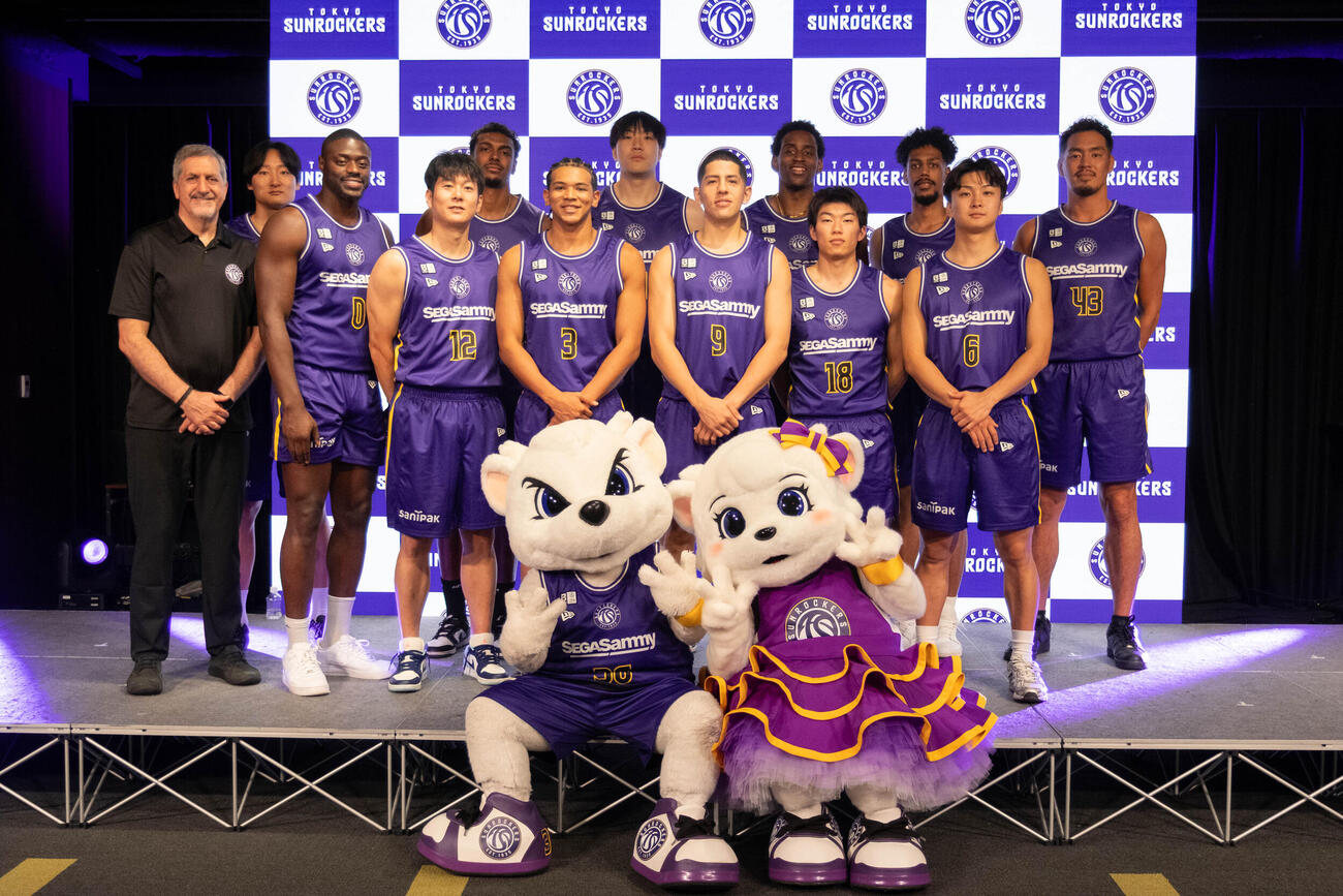 出陣式に臨んだ東京サンロッカーズのショーン・デニスHC（左端）と選手たち、マスコットの「サンディー」（前列左）とお披露目された「ヴィンディー」（同右）（東京サンロッカーズ提供）