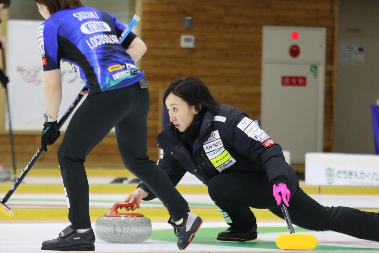 ストーンを投じるロコ・ソラーレ藤沢五月