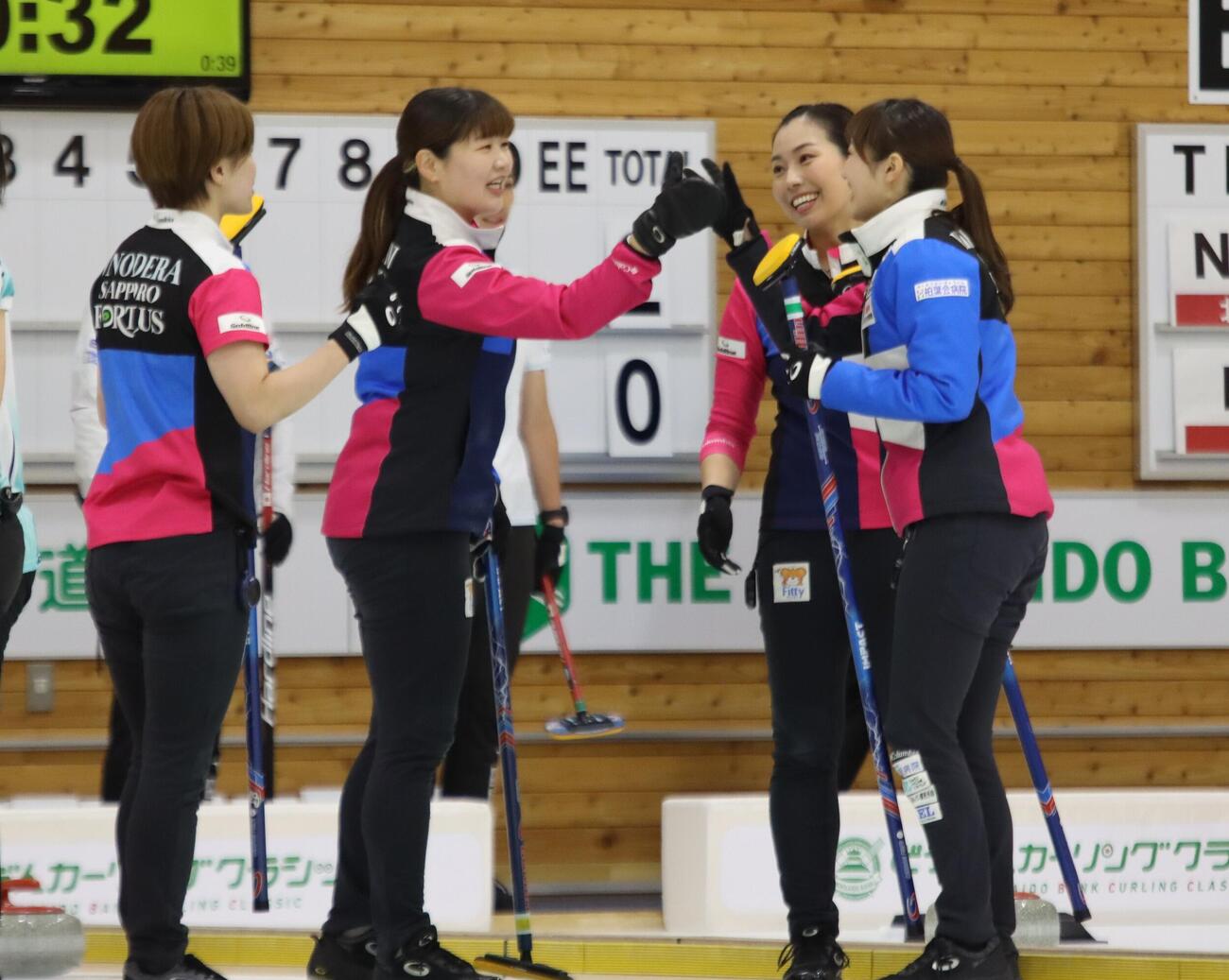 準決勝S－Leap戦に臨むフォルティウスの（左から）小野寺佳歩、小谷優奈、近江谷杏菜、小林未奈