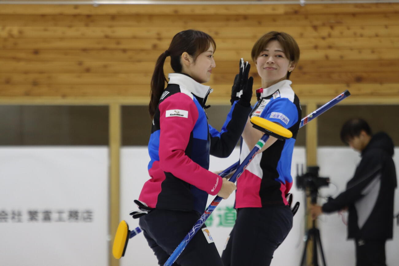 準決勝S－Leap戦に臨むフォルティウスの小林未奈（左)と小野寺佳歩