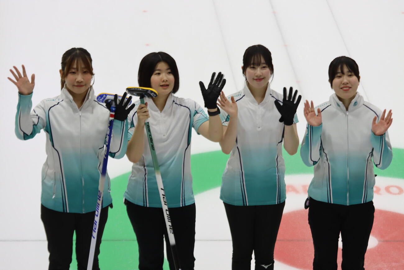 決勝前の選手紹介であいさつするS－Leapの（左から）池田葉南、中尾美波、橋本明奏里、鈴木琴音