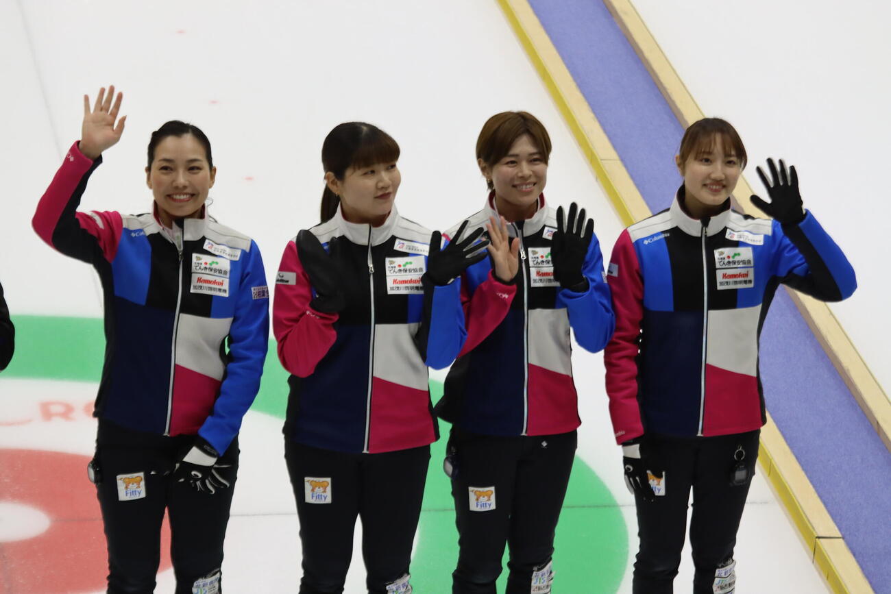 3位決定戦前の選手紹介であいさつするフォルティウスの（左から）近江谷杏菜、小谷優奈、小野寺佳歩、小林未奈