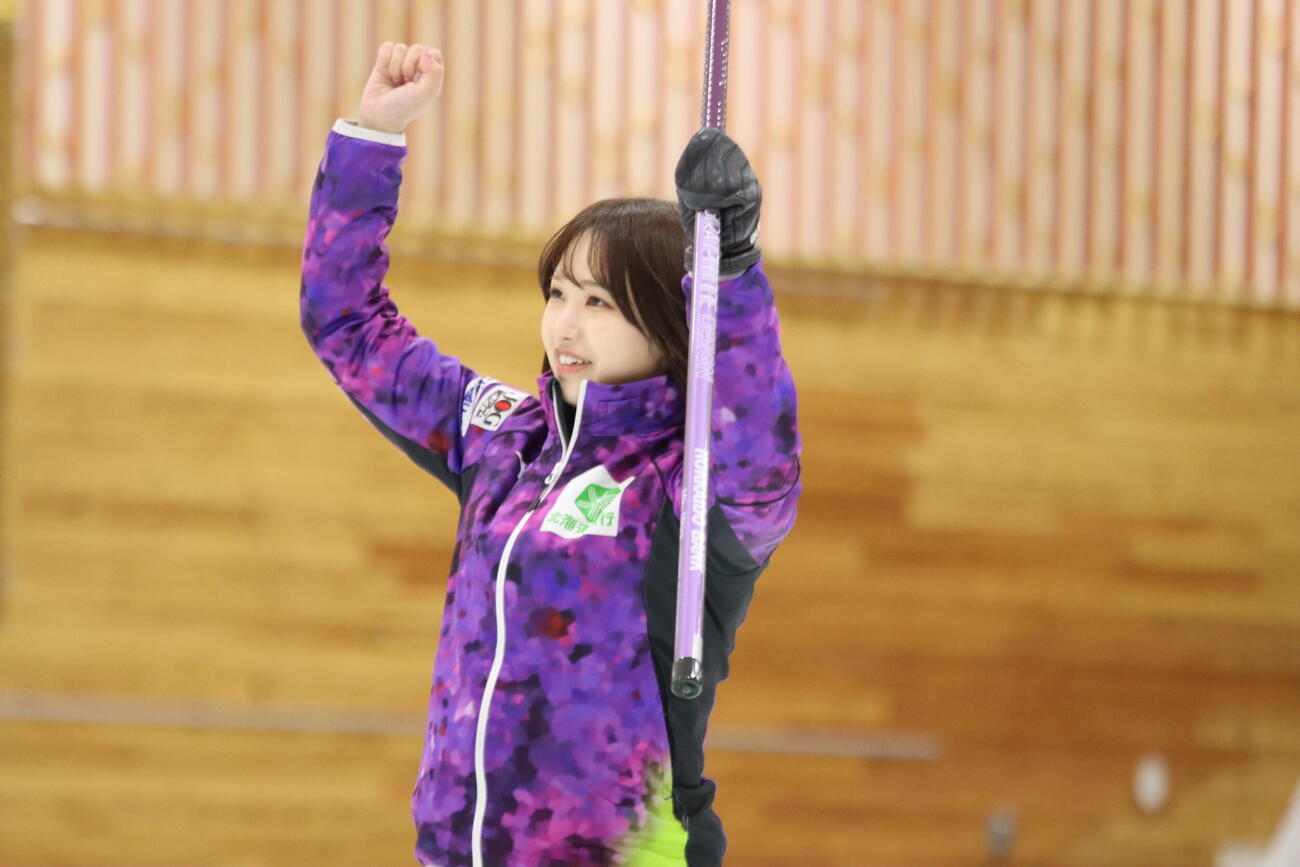 ラストショットで優勝を決め、喜ぶ北海道銀行の仁平美来