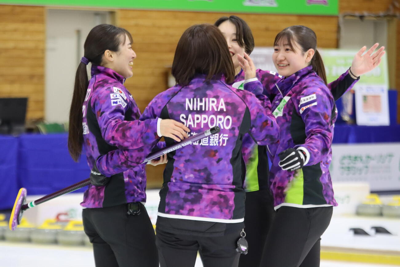 優勝が決まり喜ぶ北海道銀行の選手たち