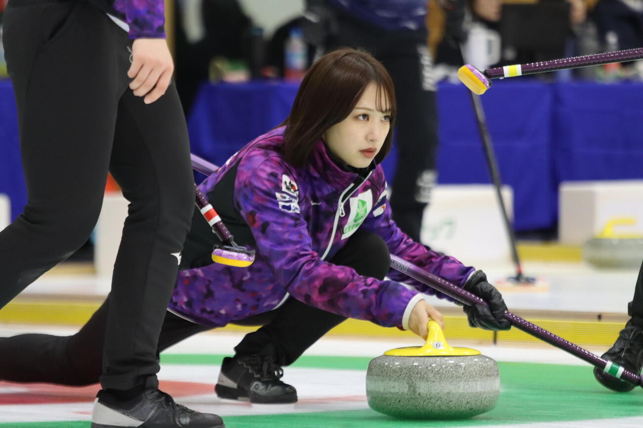 決勝でストーンを投じる北海道銀行の仁平美来