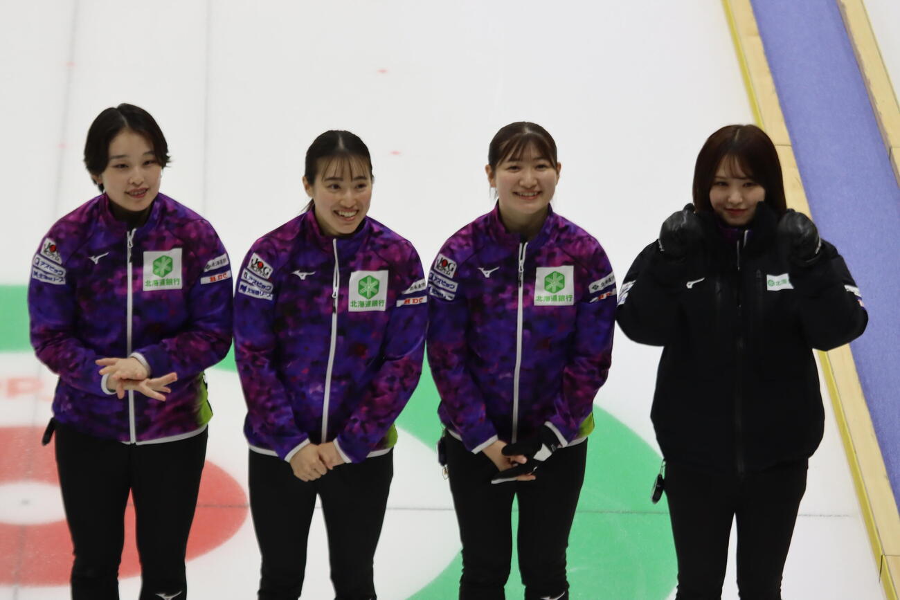 決勝前の選手紹介であいさつする北海道銀行の（左から）中島未琴、山本冴、田畑百葉、仁平美来