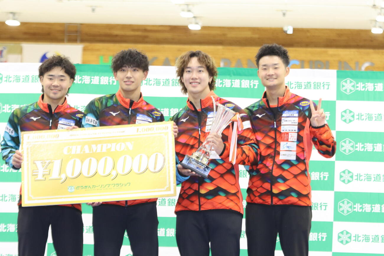 男子で初優勝したロコ・ドラーゴの（左から)前田拓紀、所岳澄、上川憂竜、前田拓海